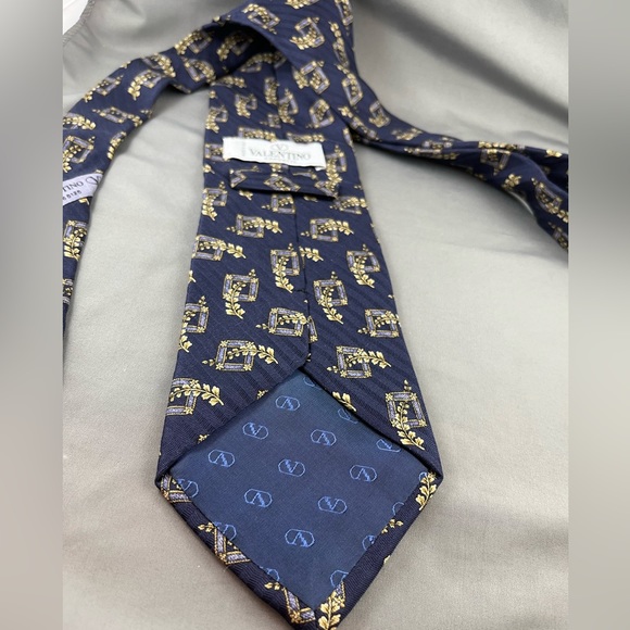 Vintage Valentino Cravatte 100% Silk tie. Made in Italy
RN 68128 - Picture 4 of 6